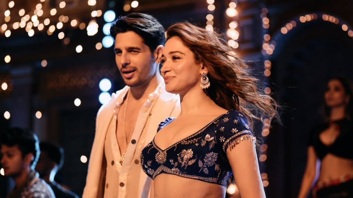Sidharth Malhotra and Tamannaah Bhatia in The Vvaan song Thummak Thummak